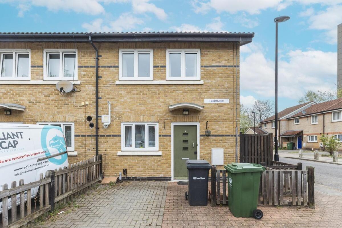 Spacious & Trendy 4-Bed Near River Thames Apartment *