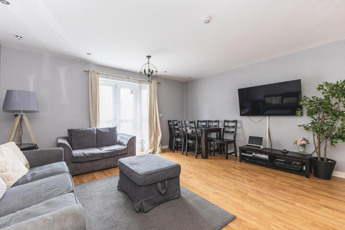 Spacious & Trendy 4-Bed Near River Thames London