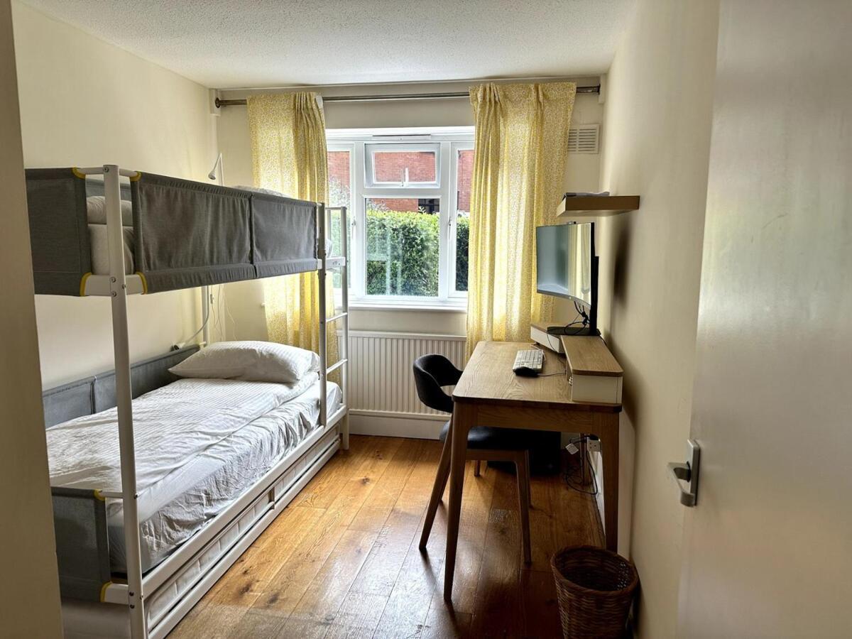 Quiet Two-bedroom Flat In Chiswick London
