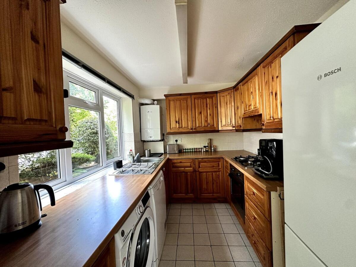Quiet Two-bedroom Flat In Chiswick London