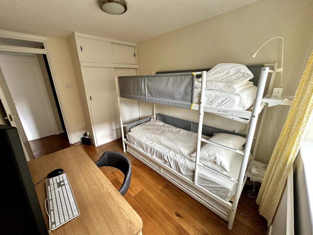 Quiet Two-bedroom Flat In Chiswick * London