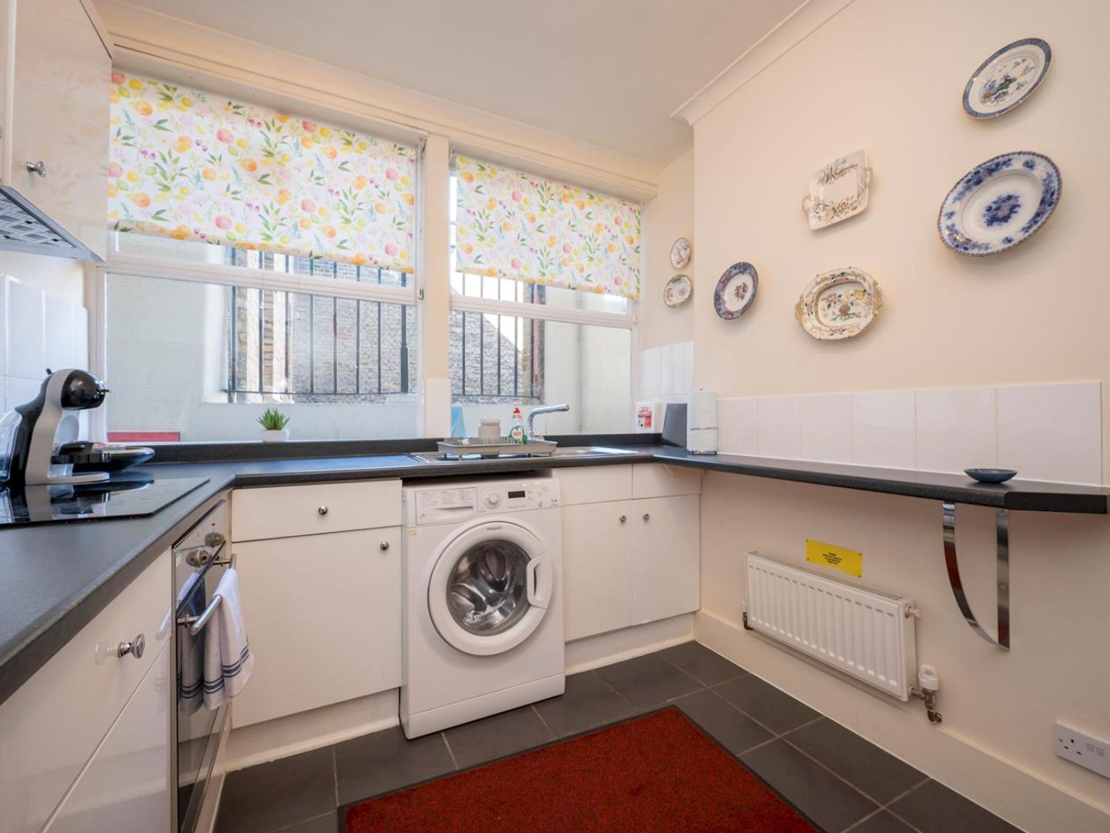 Elegant Bloomsbury Flat In Historic Pass The Keys London