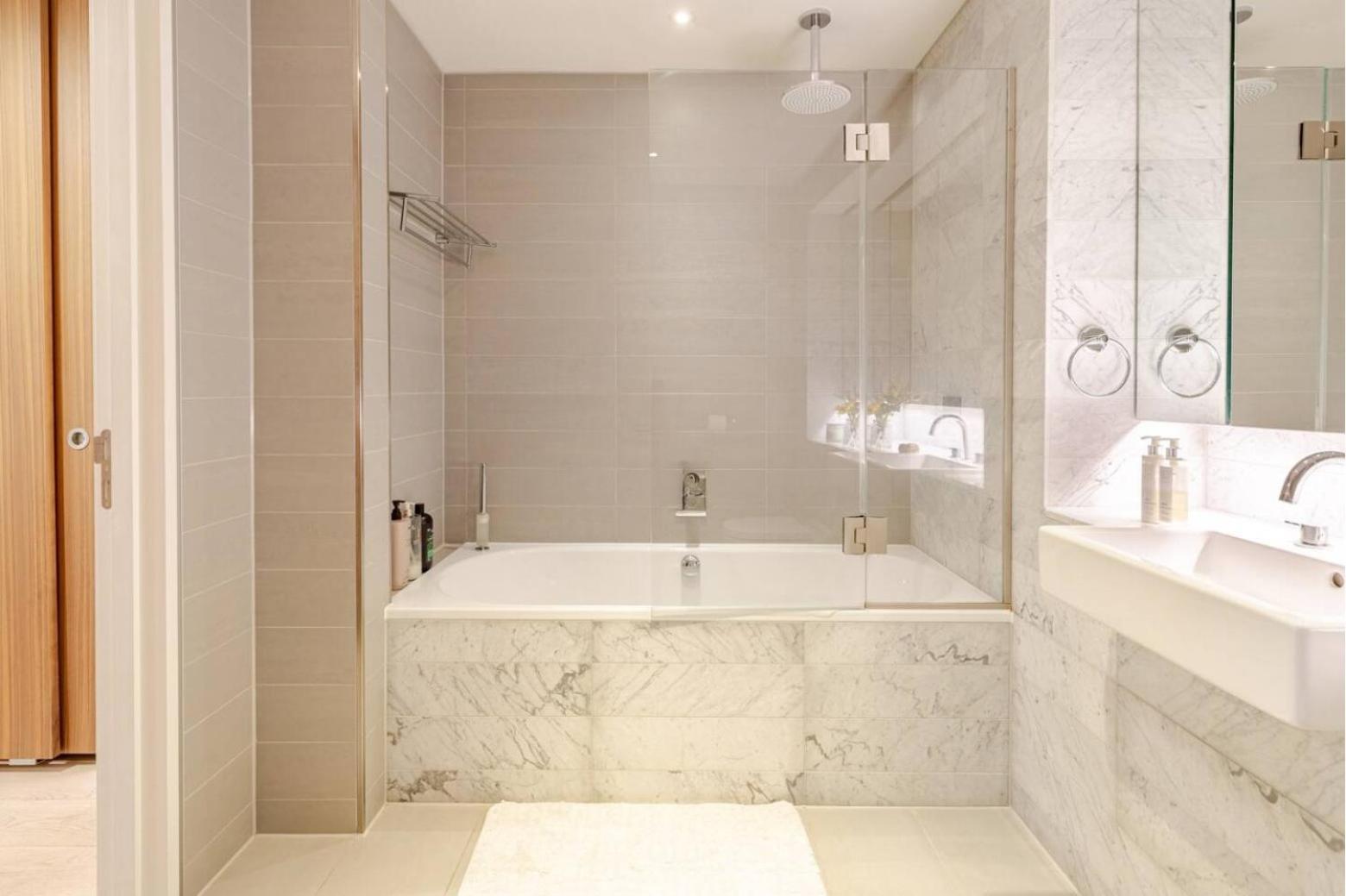 Luxe 2 Bed In Heart Of Soho Apartment London