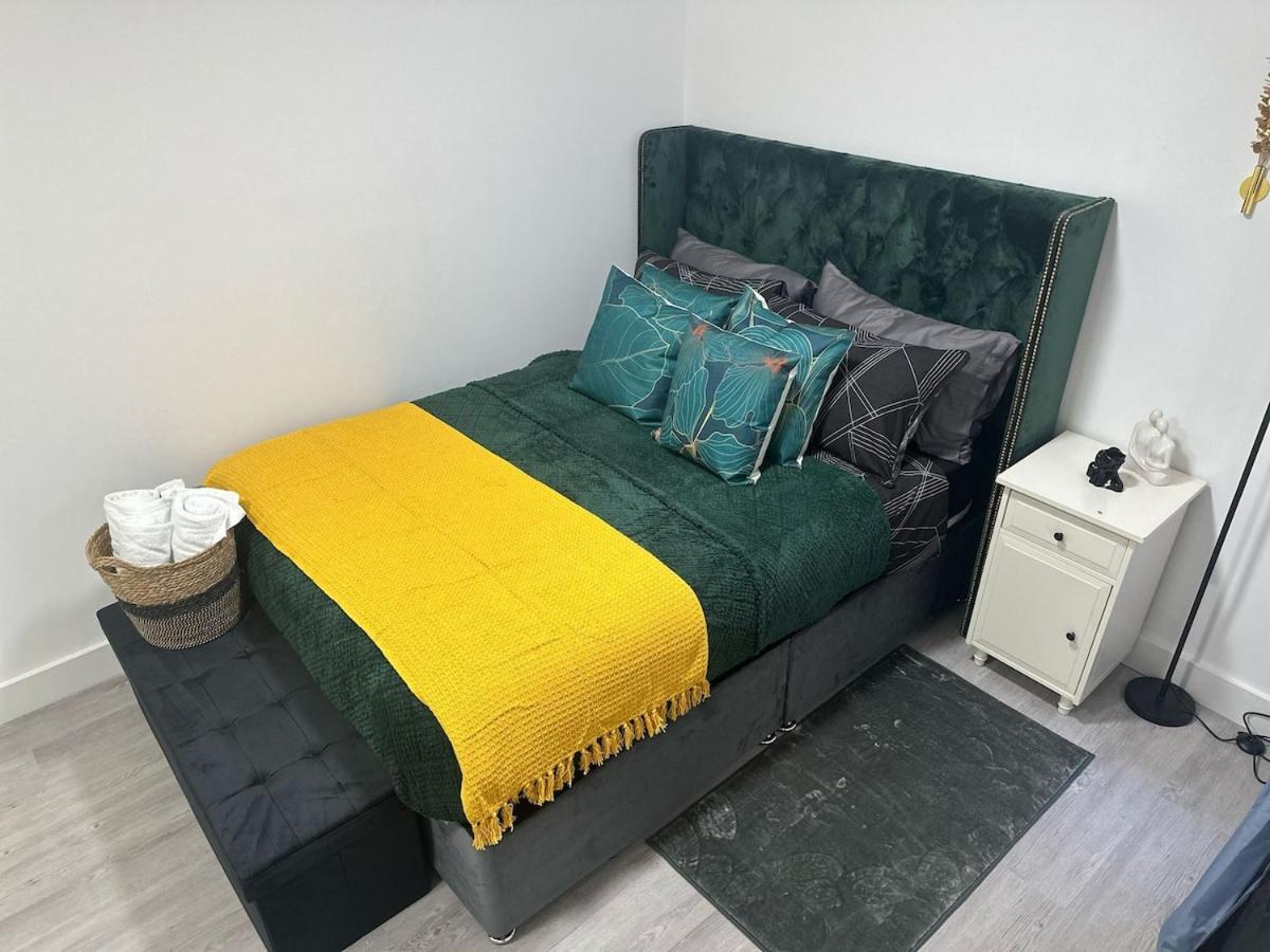 Apartment 1b, Zone 2 Westbourne Park , Sleeps 4