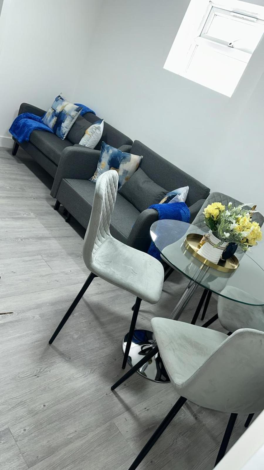 Apartment 1b, Zone 2 Westbourne Park , Sleeps 4 *