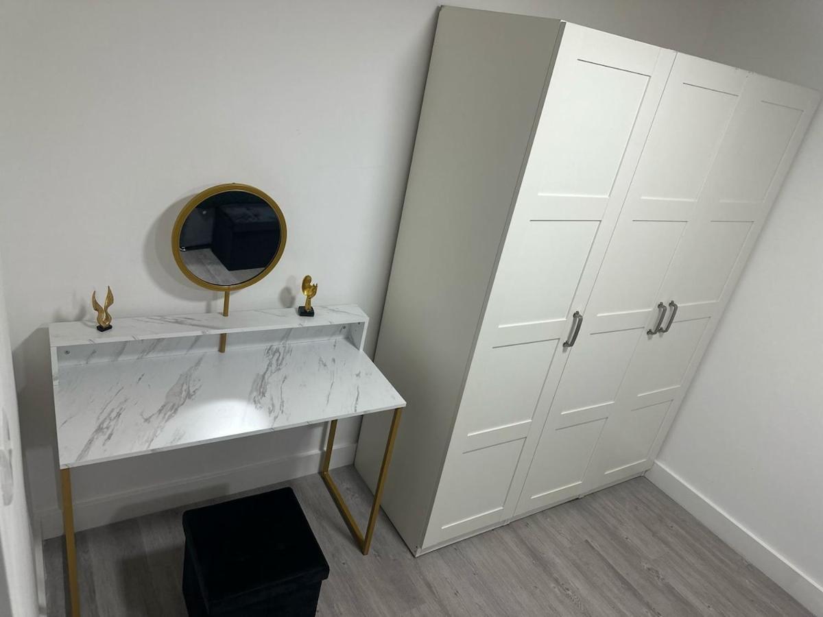 Apartment 1b, Zone 2 Westbourne Park , Sleeps 4 London
