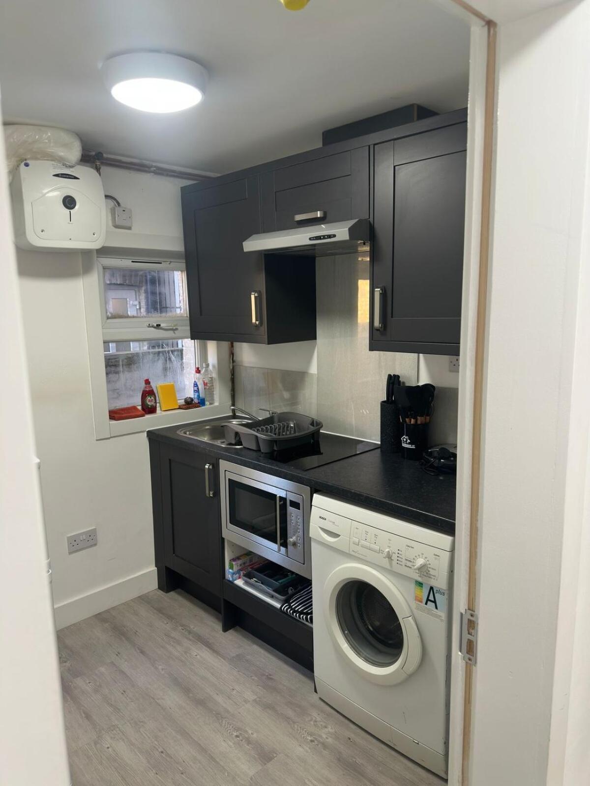 1b, Zone 2 Westbourne Park , Sleeps 4 *
