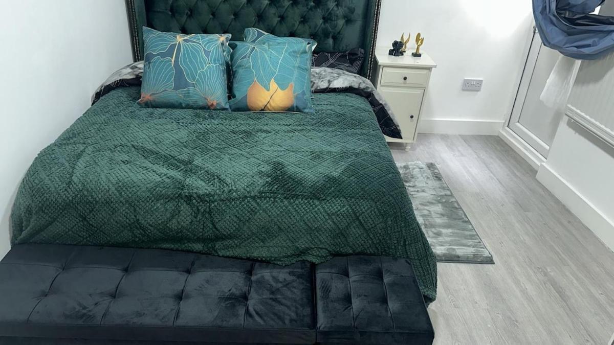 1b, Zone 2 Westbourne Park , Sleeps 4 London