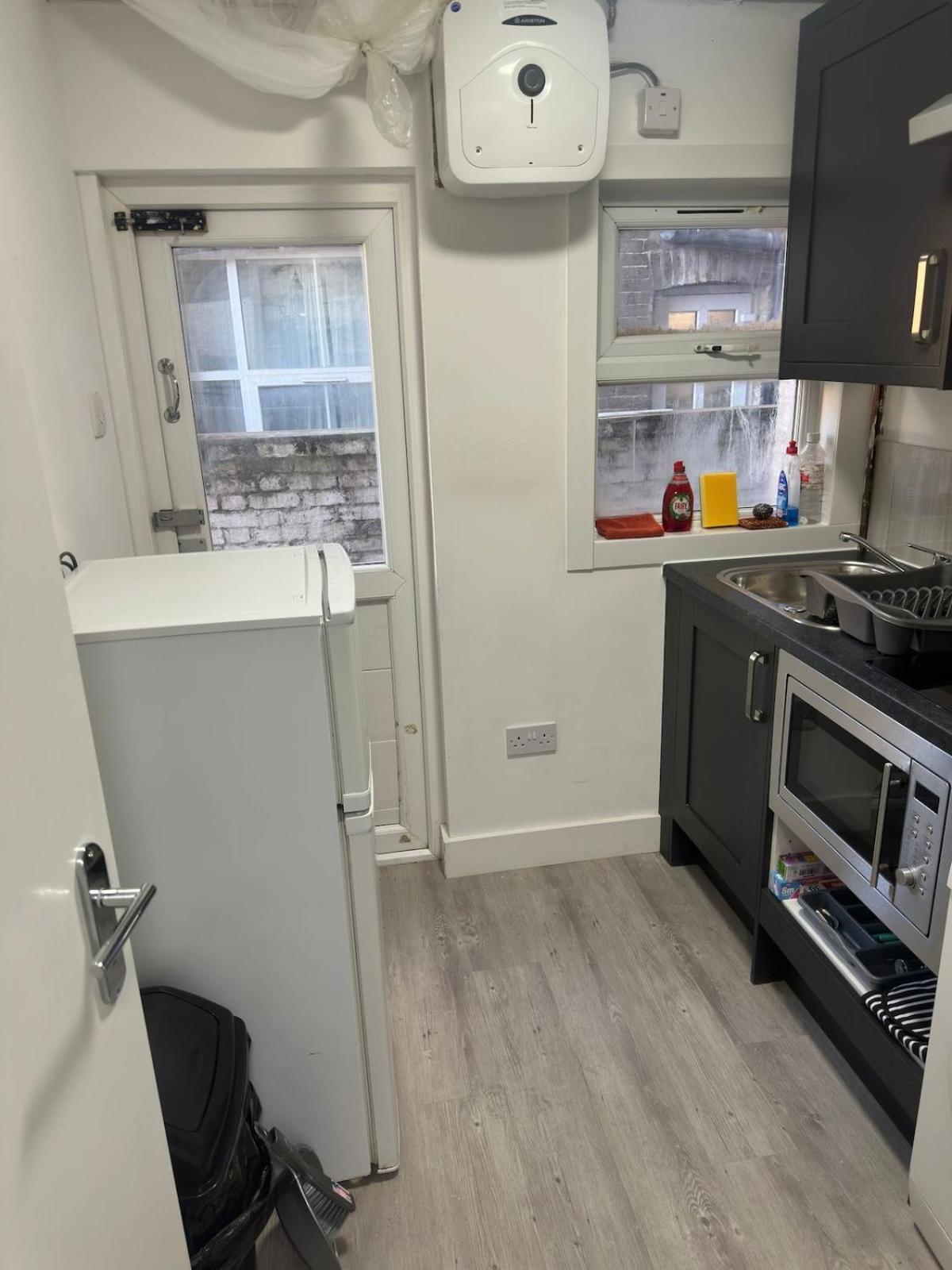 1b, Zone 2 Westbourne Park , Sleeps 4 Apartment