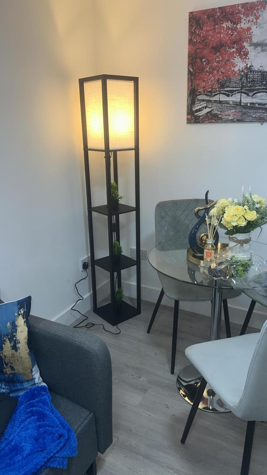 Apartment 1b, Zone 2 Westbourne Park , Sleeps 4 London