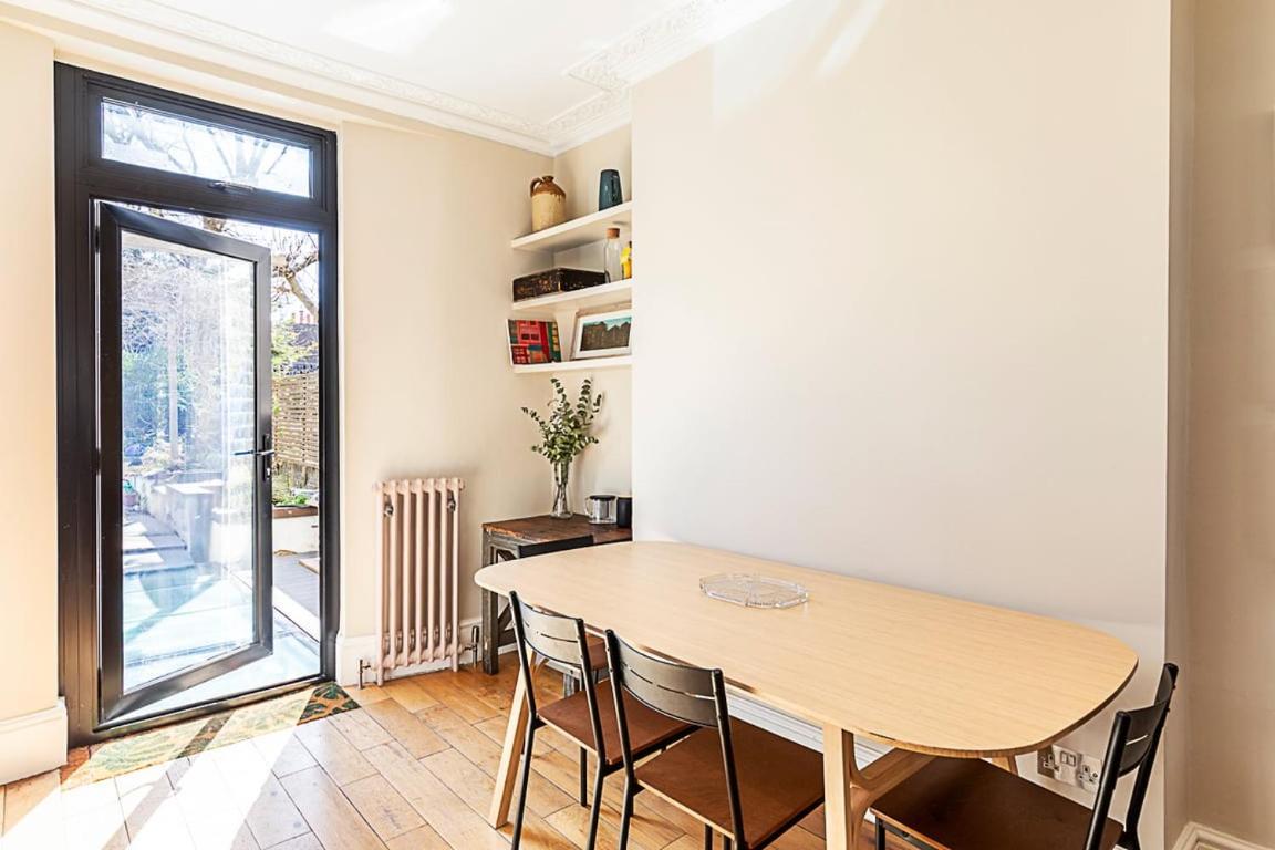 Stylish Kings Cross With Garden Retreat Apartment