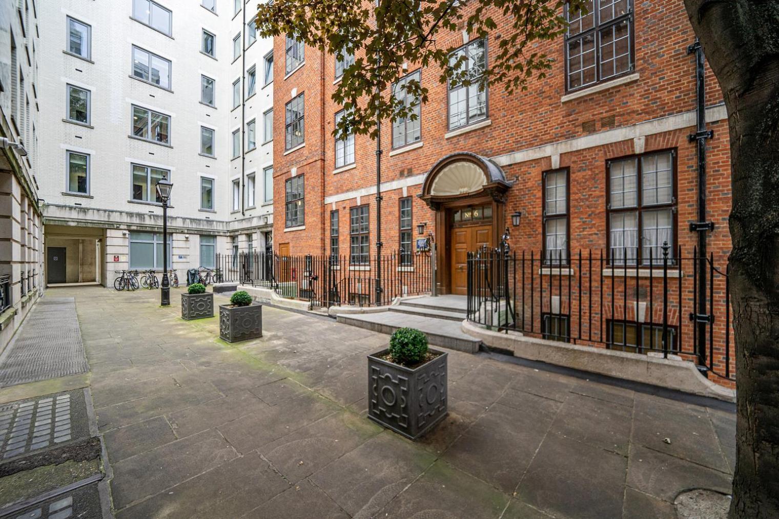 Blueground Holborn High Ceiling Nr Station Lon-84 Apartment *