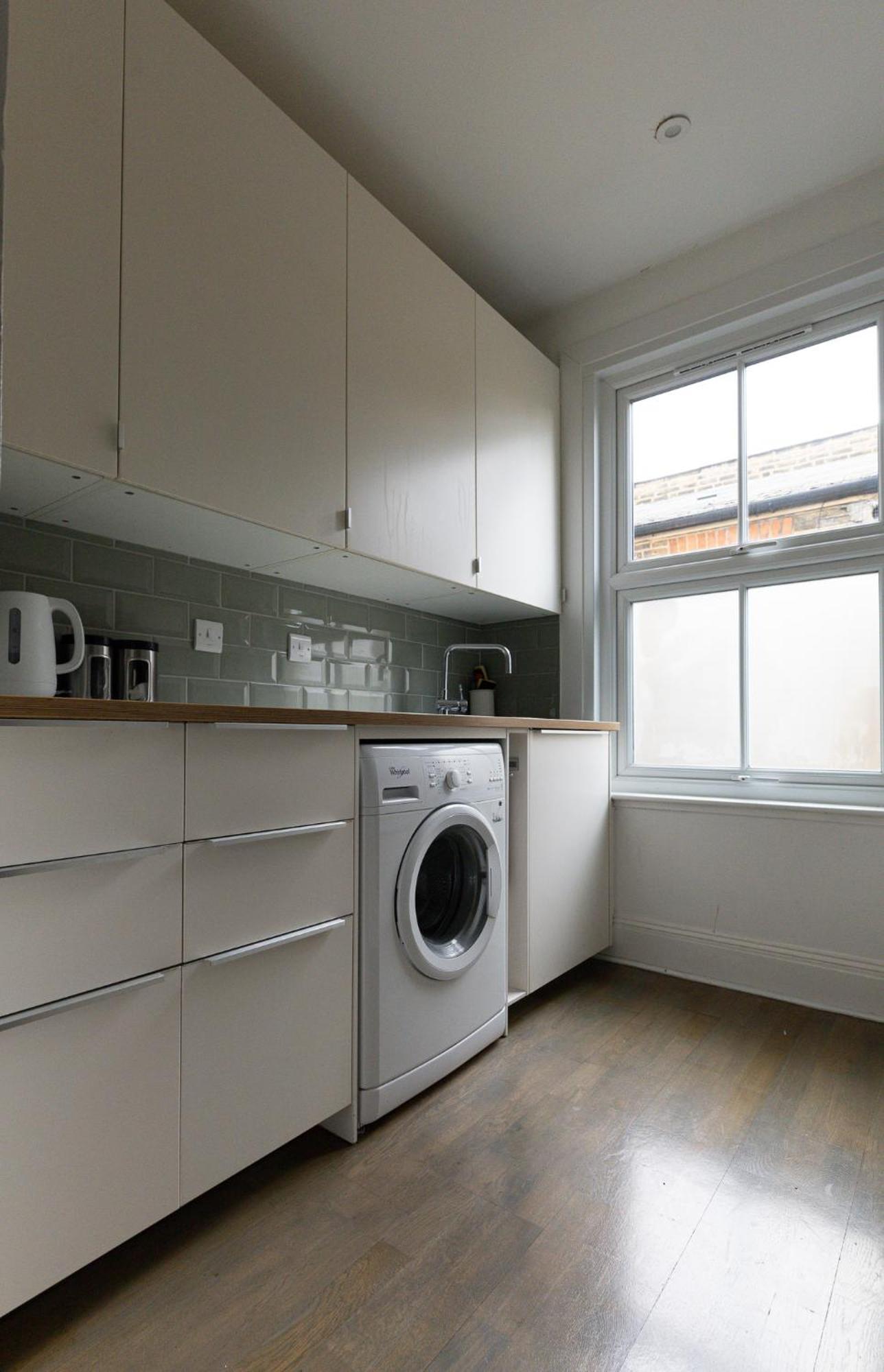 Bright And Stylish 2 Bedroom First Floor Flat Appartement Londen