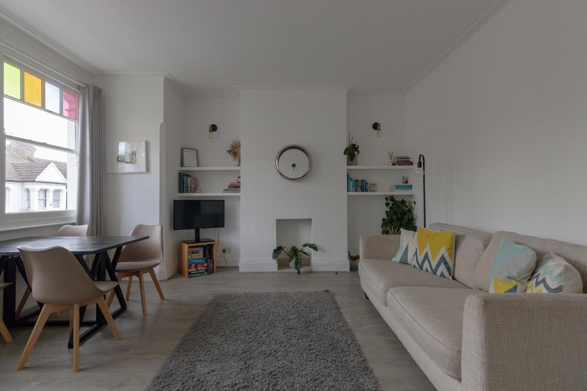 Bright And Stylish 2 Bedroom First Floor Flat *