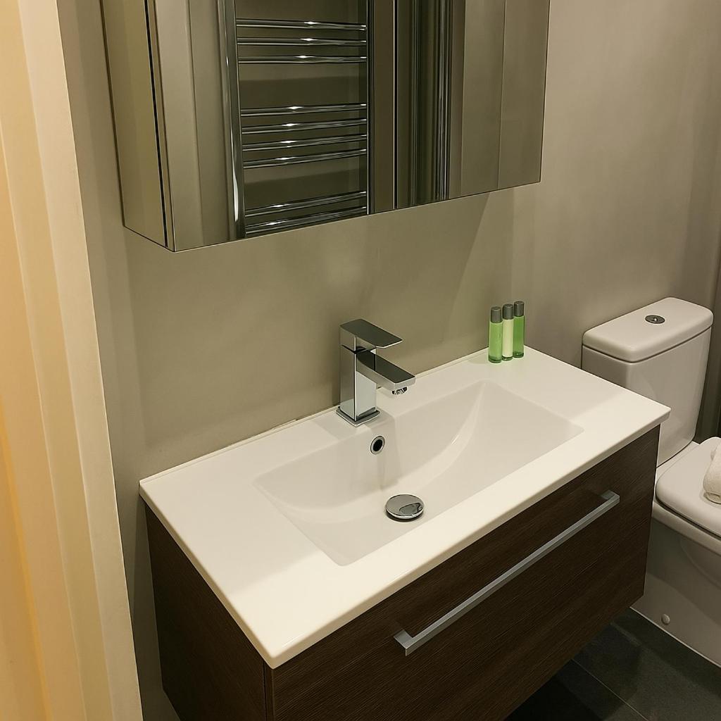 Flat - 3 Min To West Kensington Station London