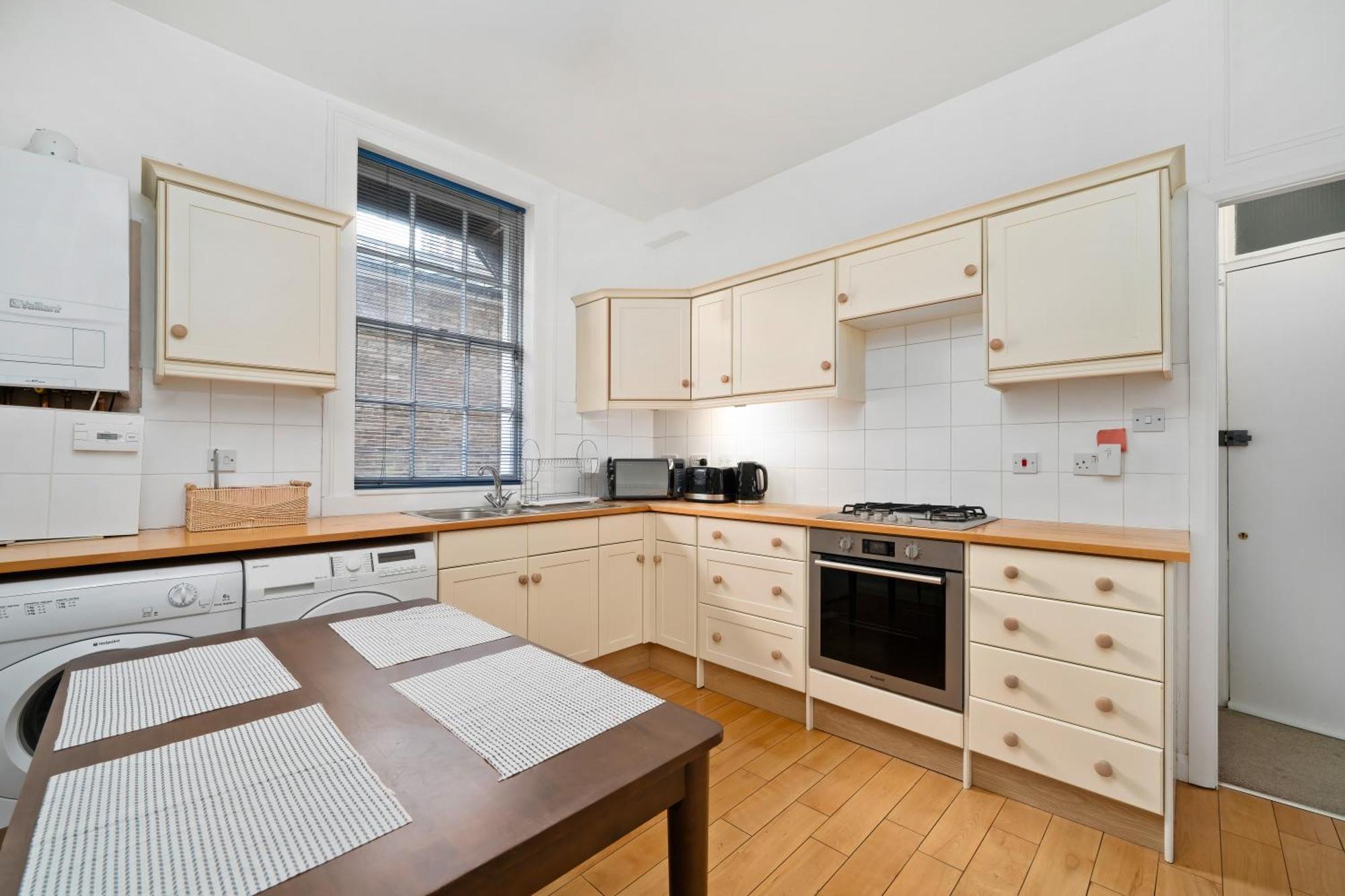 Paddington, Modern 2 Bedroom *