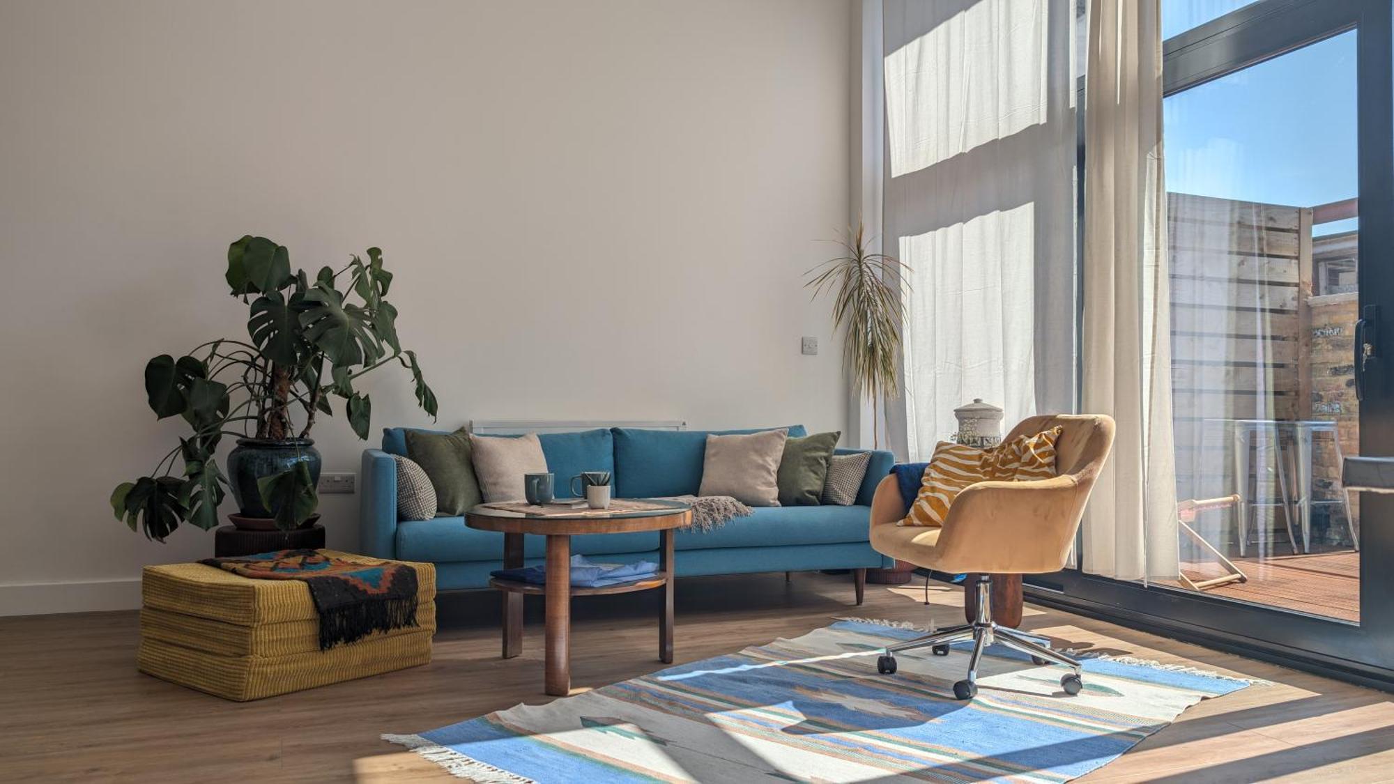 Tranquil & Bright By The Canal Apartment