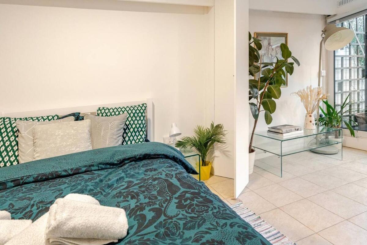 Apartment Peaceful Oasis Steps From Oxford Street London