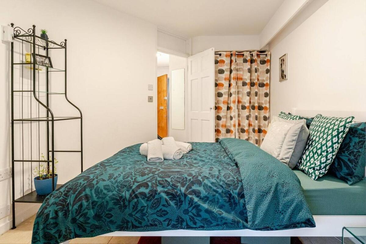 Peaceful Oasis Steps From Oxford Street Apartment