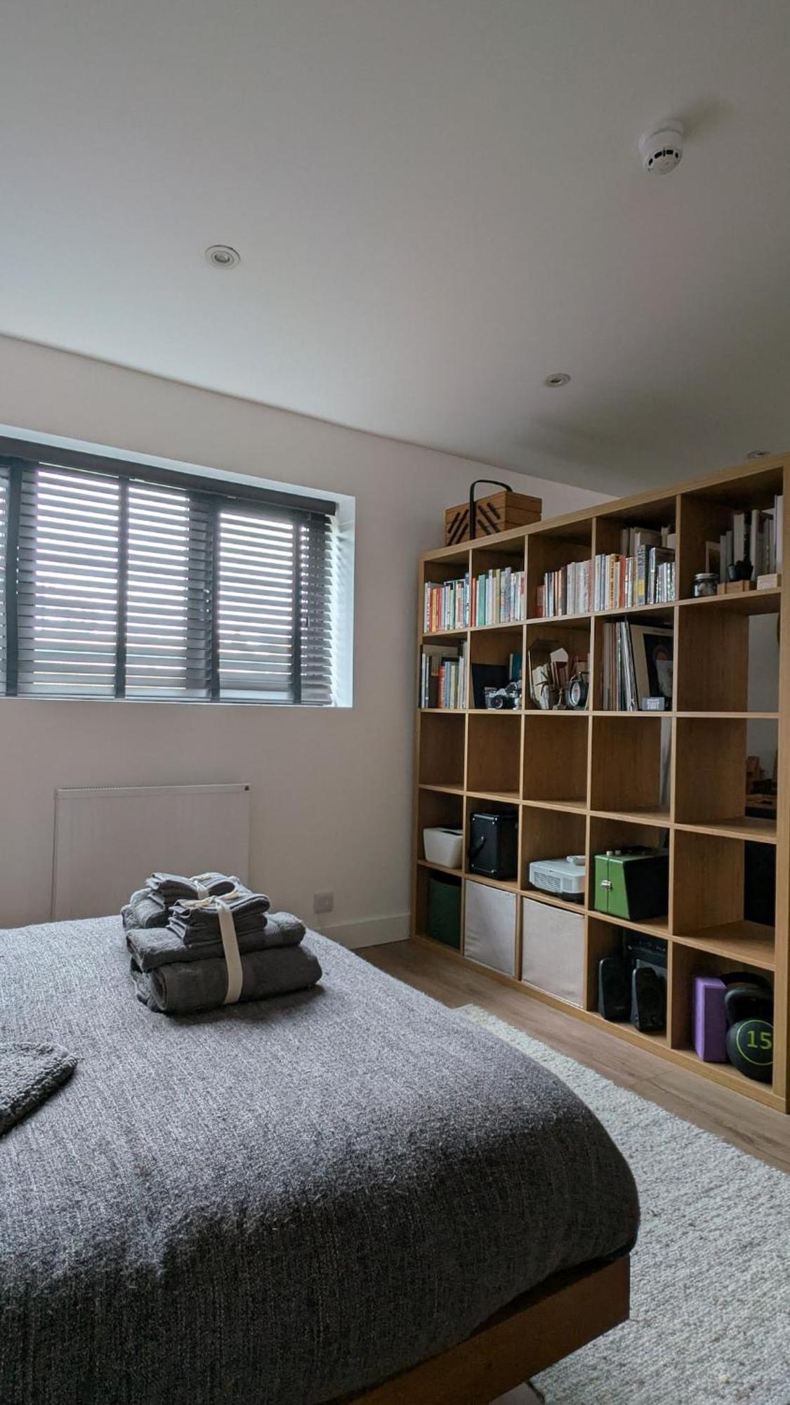 Tranquil & Bright By The Canal Apartment