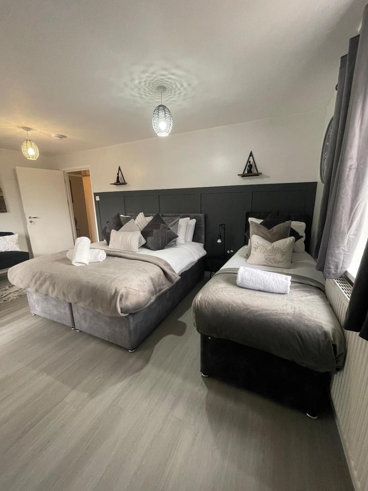 Luxurious & Spacious 3-br Free Parking Balcony London
