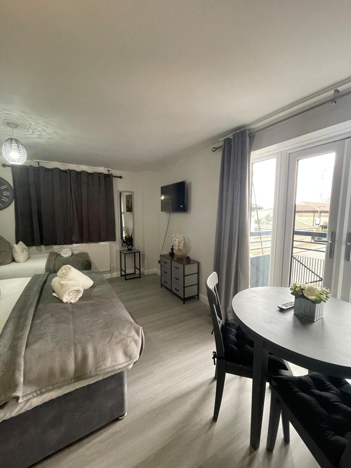 Luxurious & Spacious 3-br Free Parking Balcony Apartment London