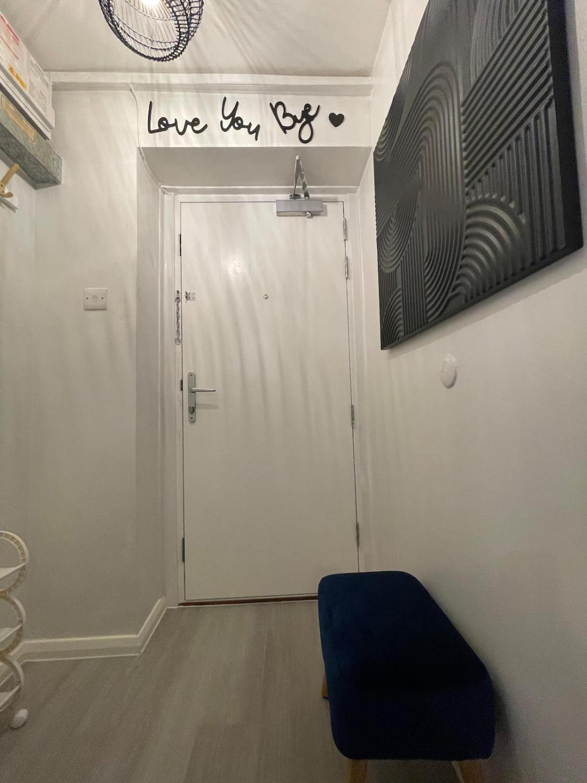 Luxurious & Spacious 3-br Free Parking Balcony London