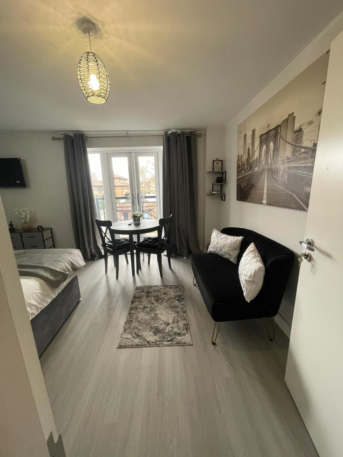 Luxurious & Spacious 3-br Free Parking Balcony Apartment