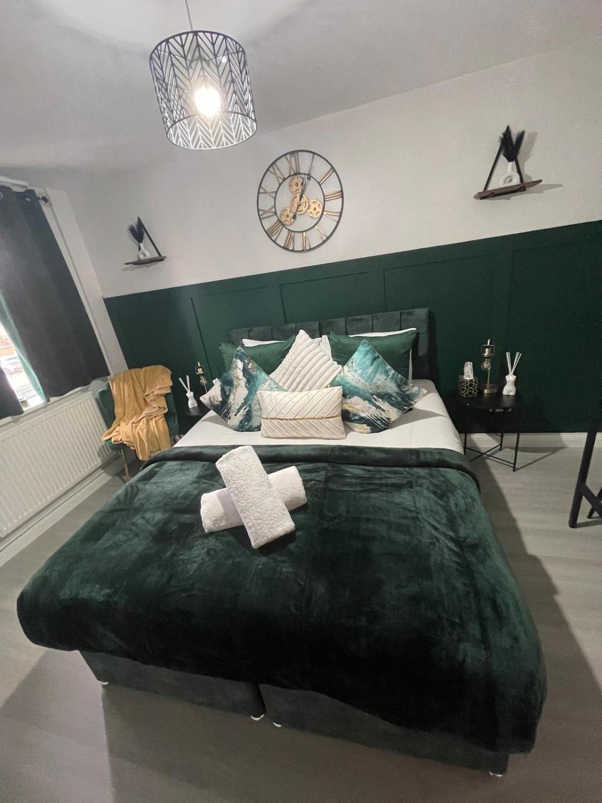 Luxurious & Spacious 3-br Free Parking Balcony Apartment *