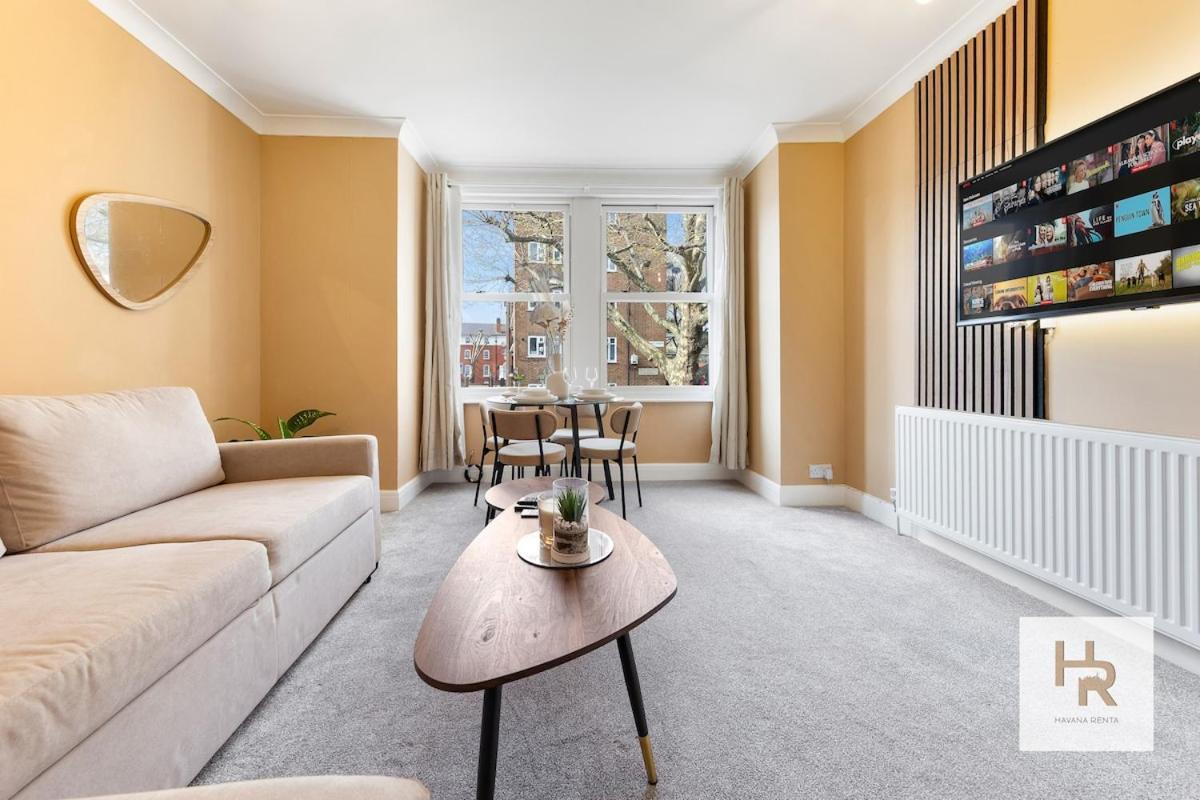 Prime Location - Stylish Retreat - Wifi & Netflix