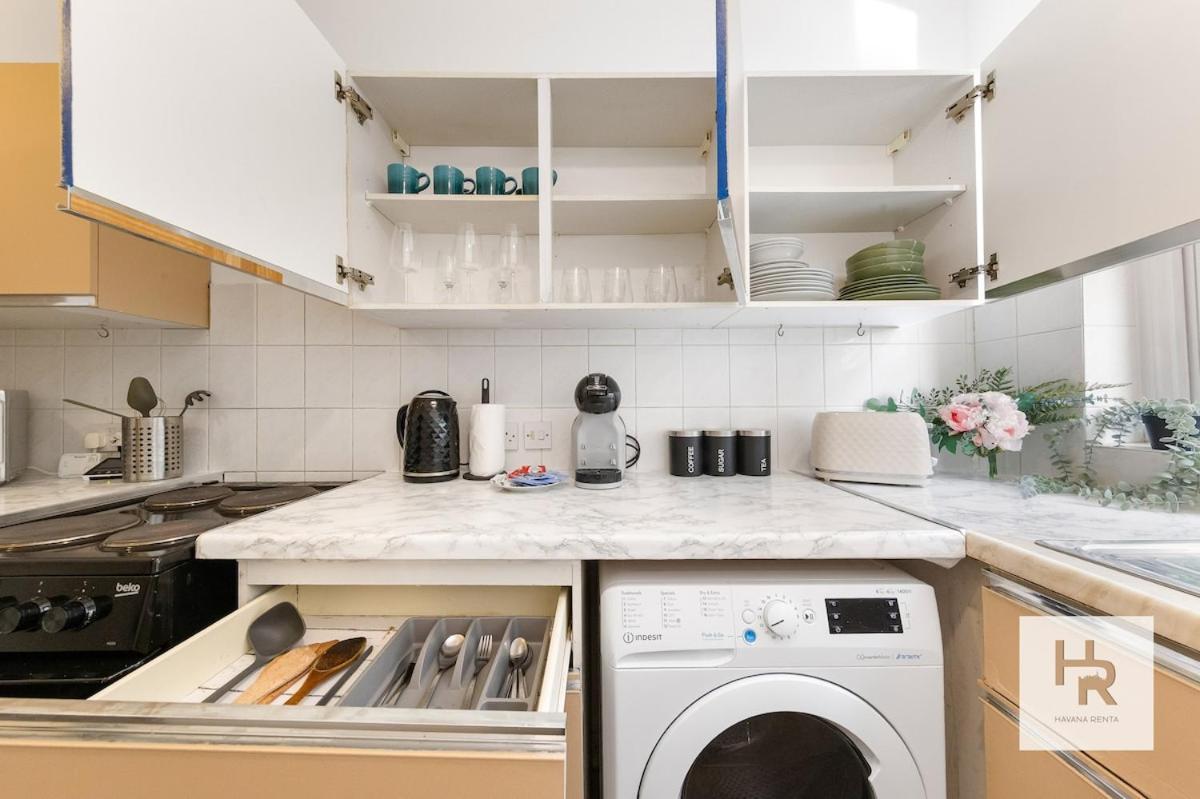 Apartment Prime Location - Stylish Retreat - Wifi & Netflix *