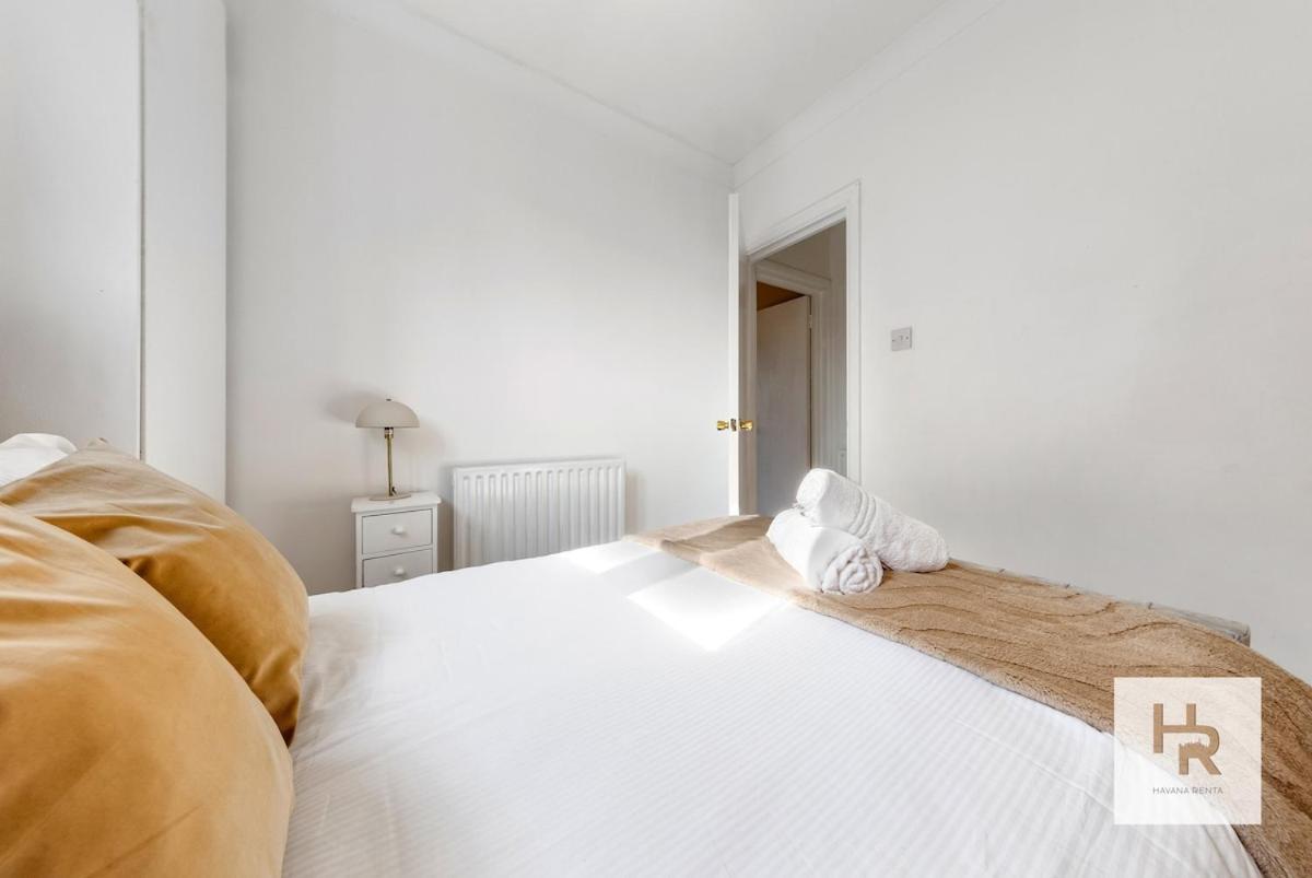 Prime Location - Stylish Retreat - Wifi & Netflix * London