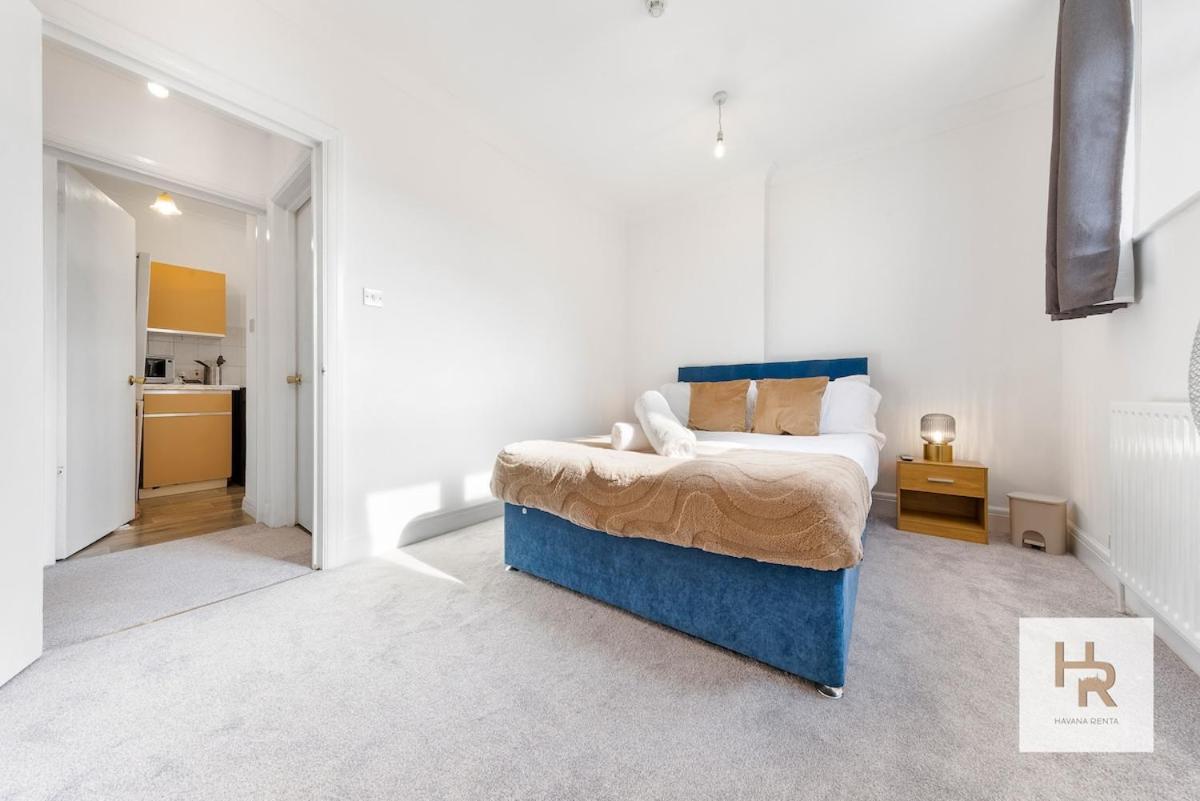 Prime Location - Stylish Retreat - Wifi & Netflix * London