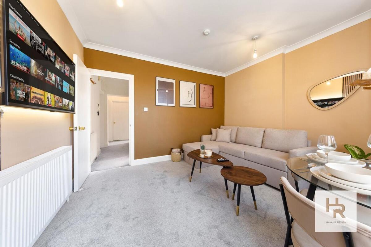 Prime Location - Stylish Retreat - Wifi & Netflix Apartment