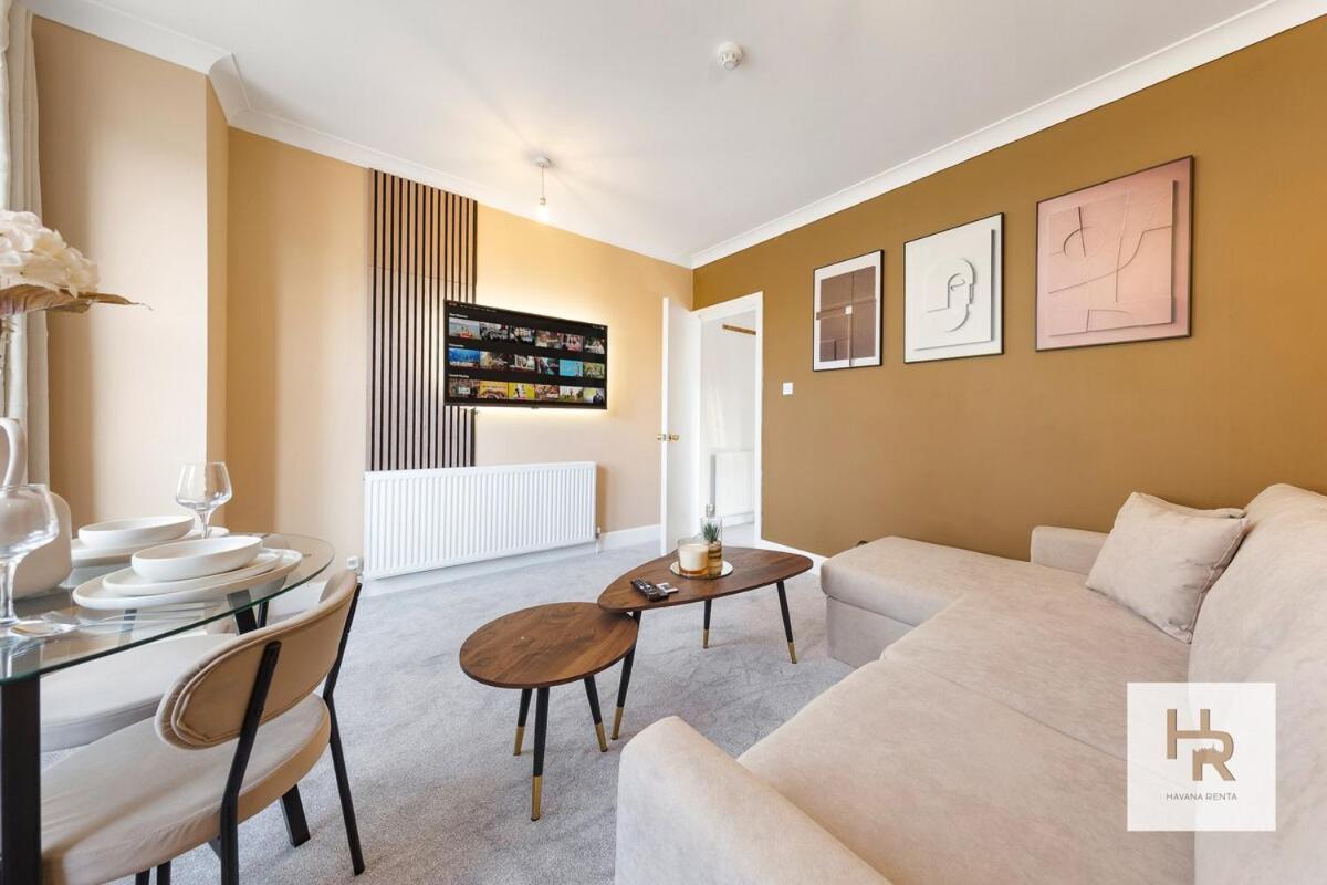 Prime Location - Stylish Retreat - Wifi & Netflix * London