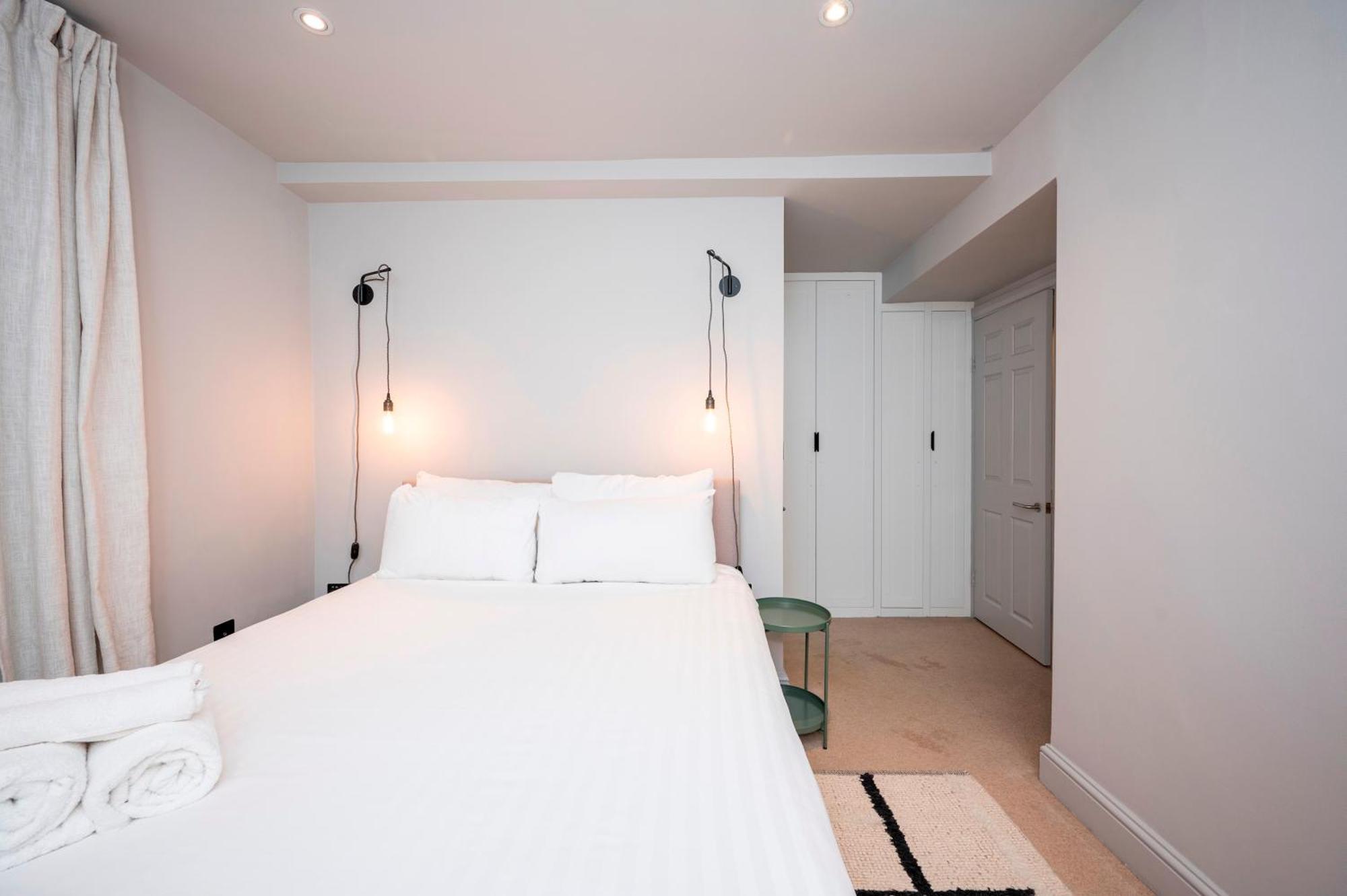 Appartement Pass The Keys Luxury Stylish Duplex With Private Garden Londen