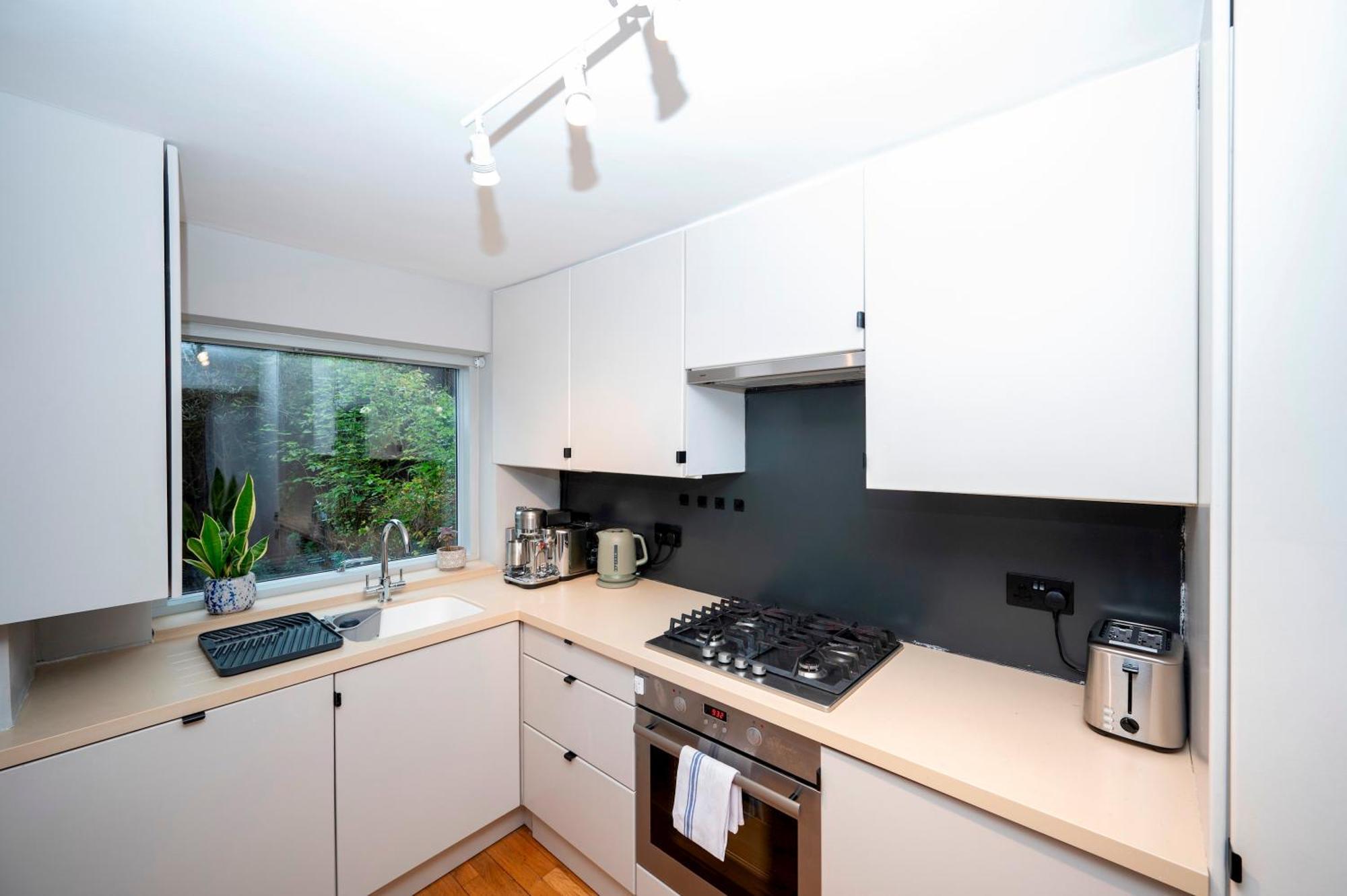 Pass The Keys Luxury Stylish Duplex With Private Garden Londen