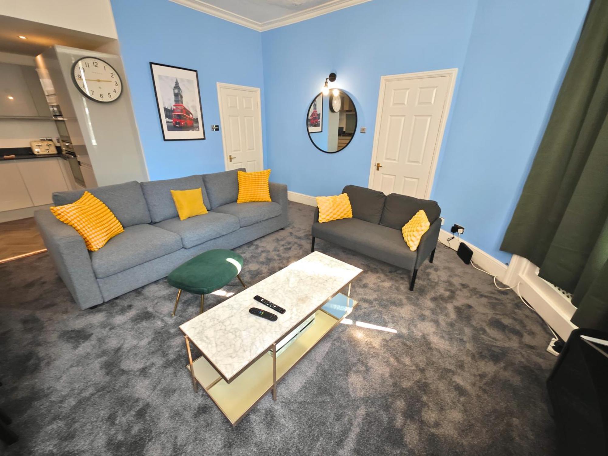 Luxury 4-bedroom In Oxford Street Apartment *