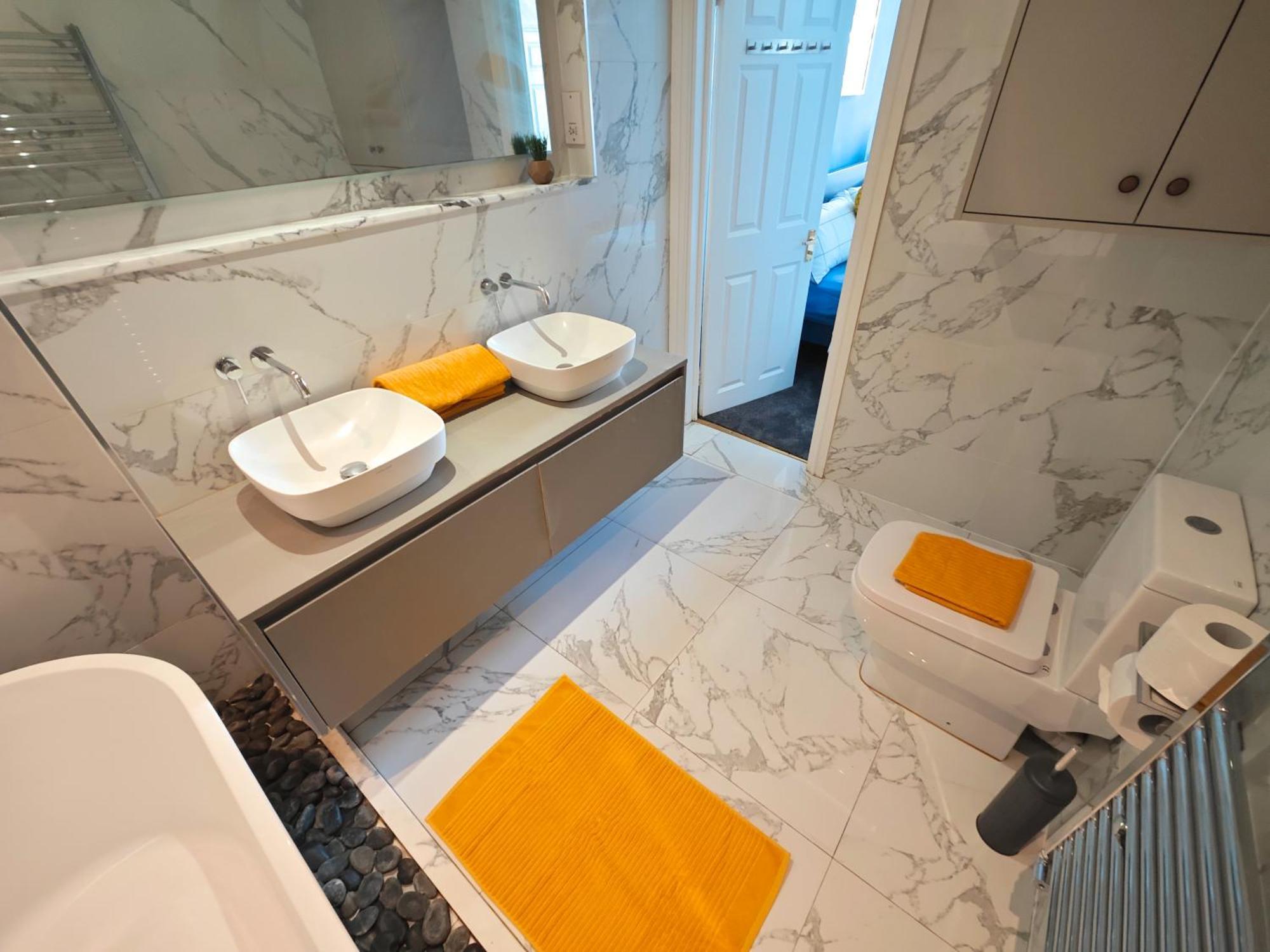 Luxury 4-bedroom In Oxford Street Apartment *