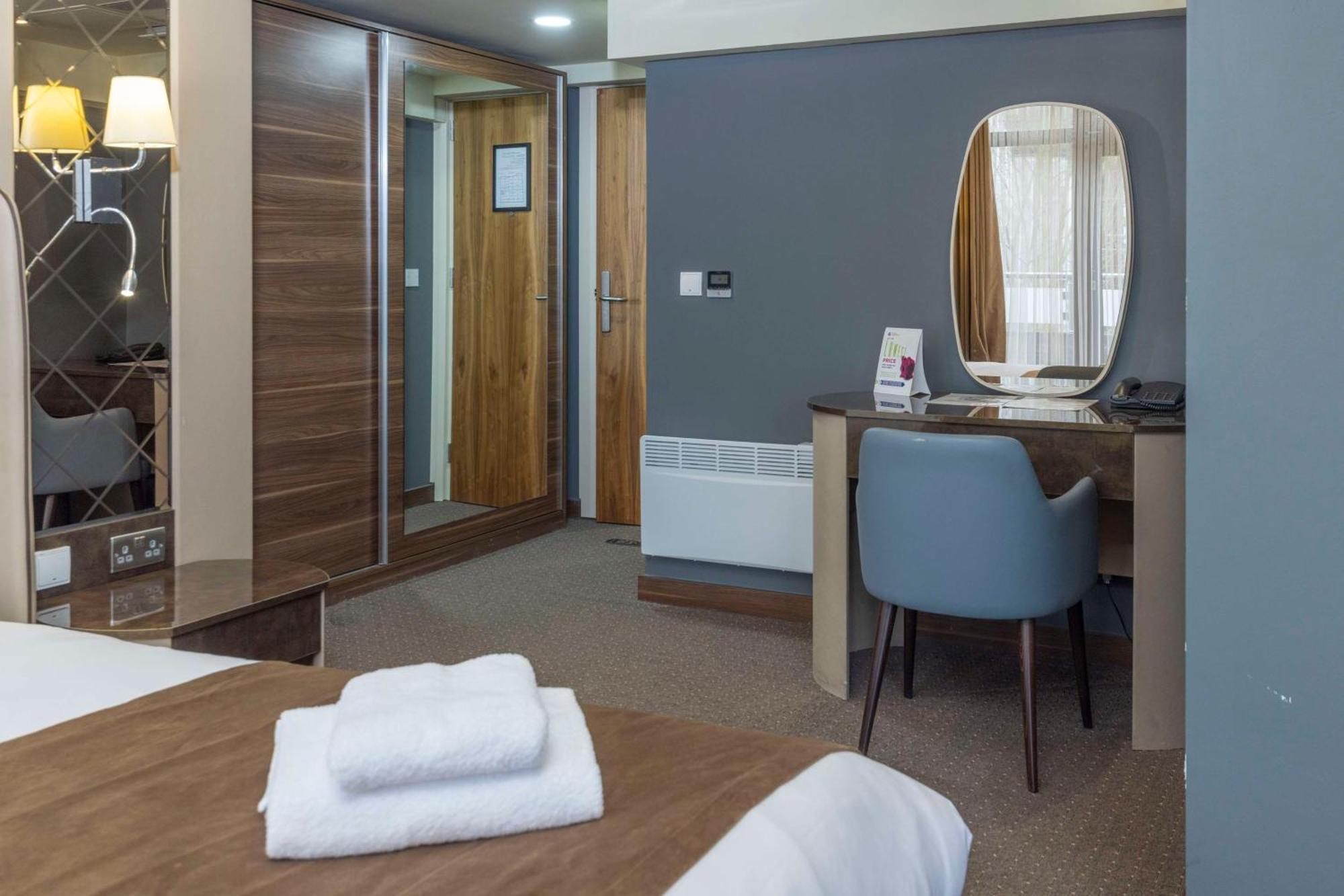 Putney Hotel; Bw Signature Collection