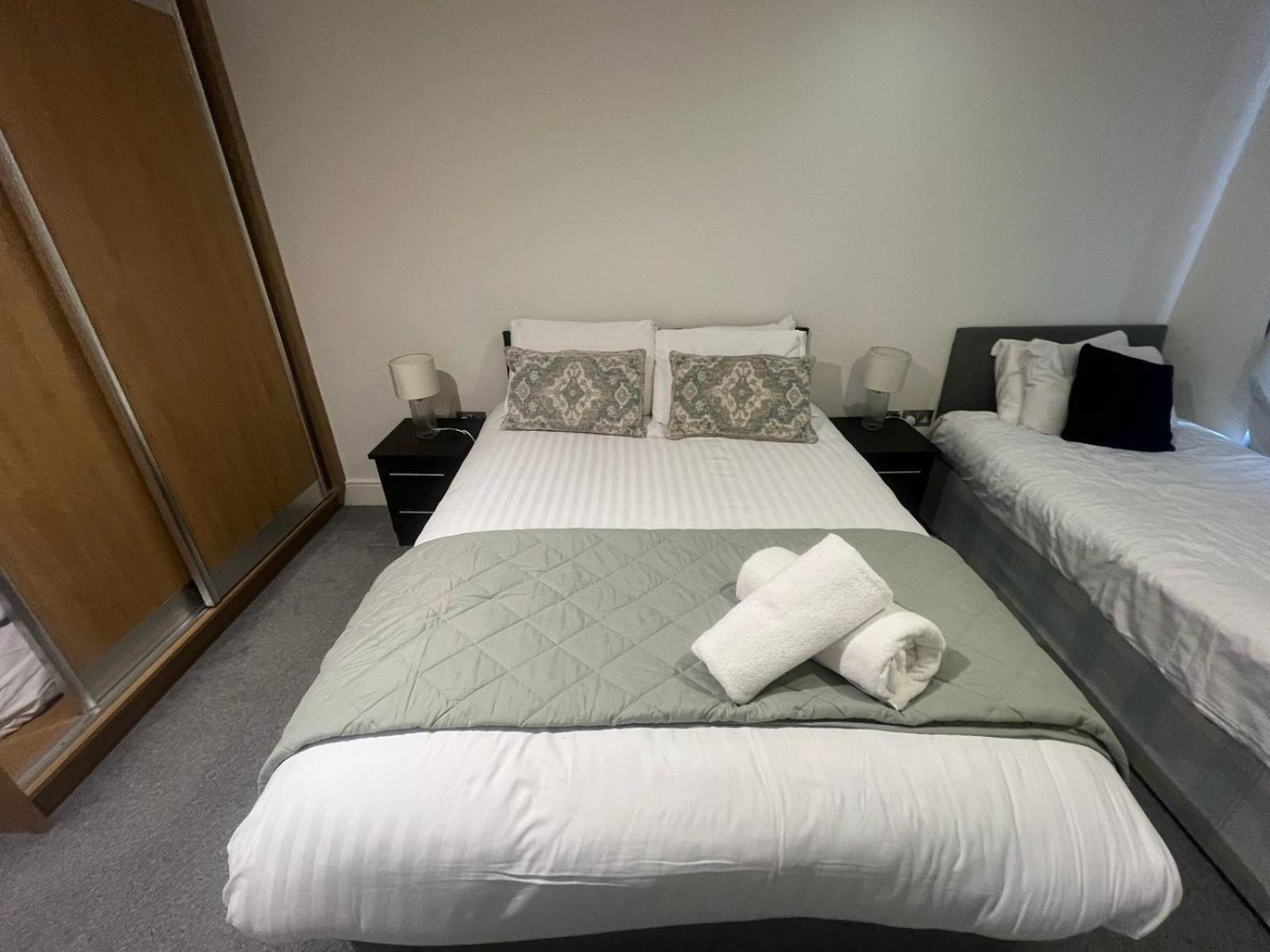 Bright And Modern 3 Bed Hyde Park Apartment