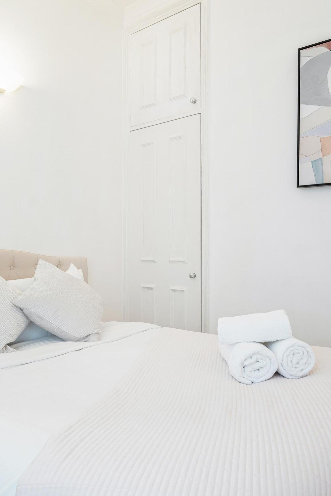 Charming Oxford Street Away Apartment *
