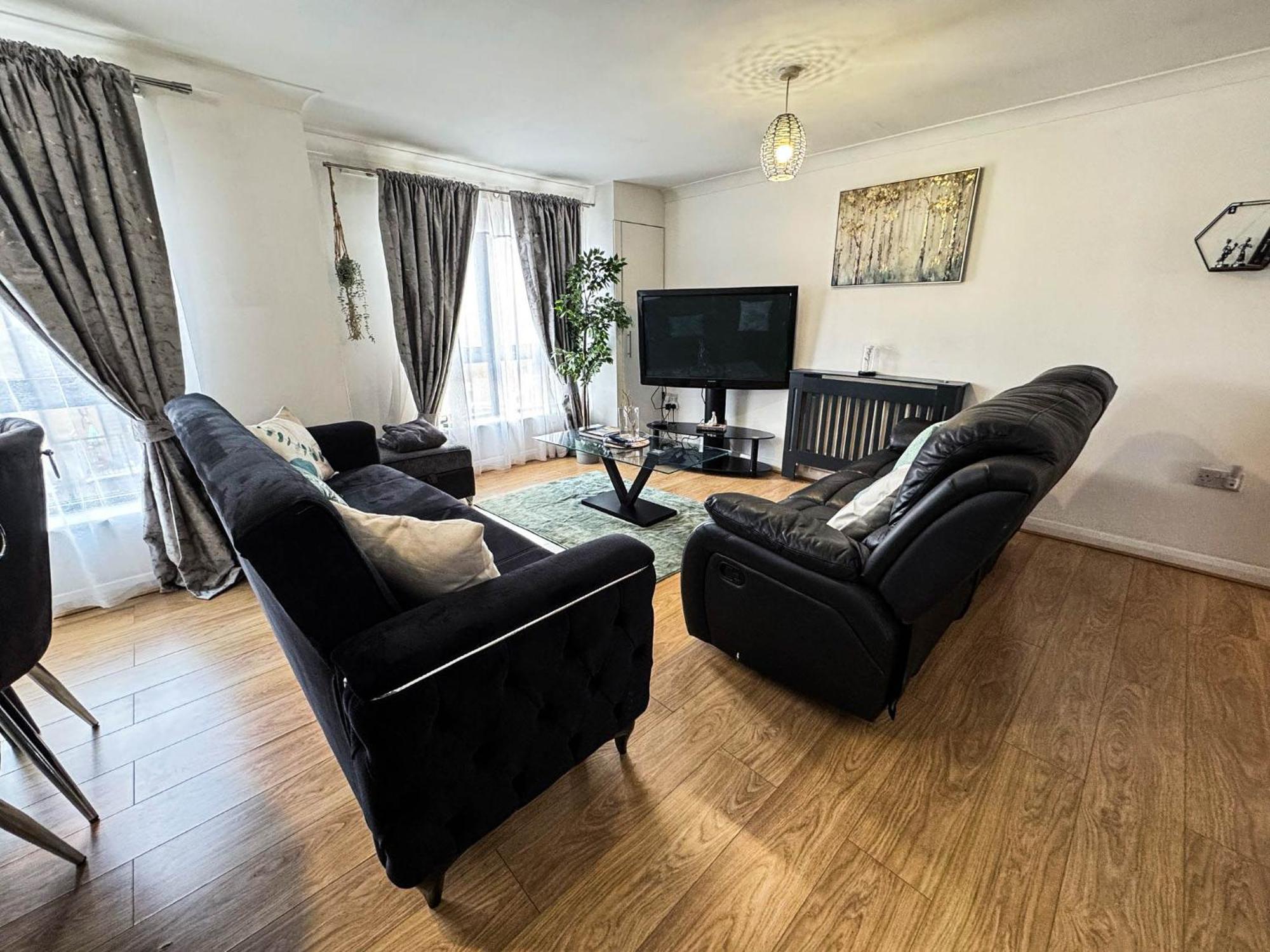 Beautiful Spacious 2 Bed Flat With 2 Parking Near Wembley Stadium * London