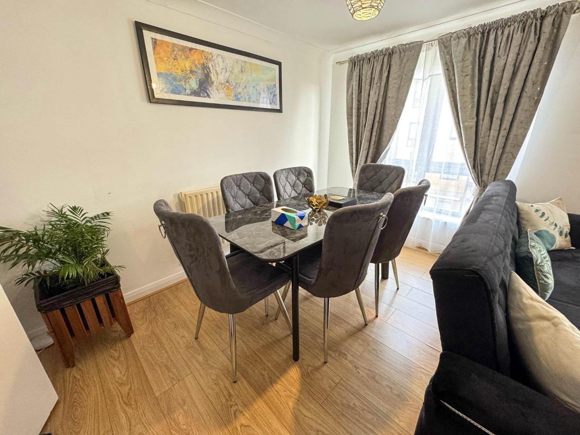 Beautiful Spacious 2 Bed Flat With 2 Parking Near Wembley Stadium London
