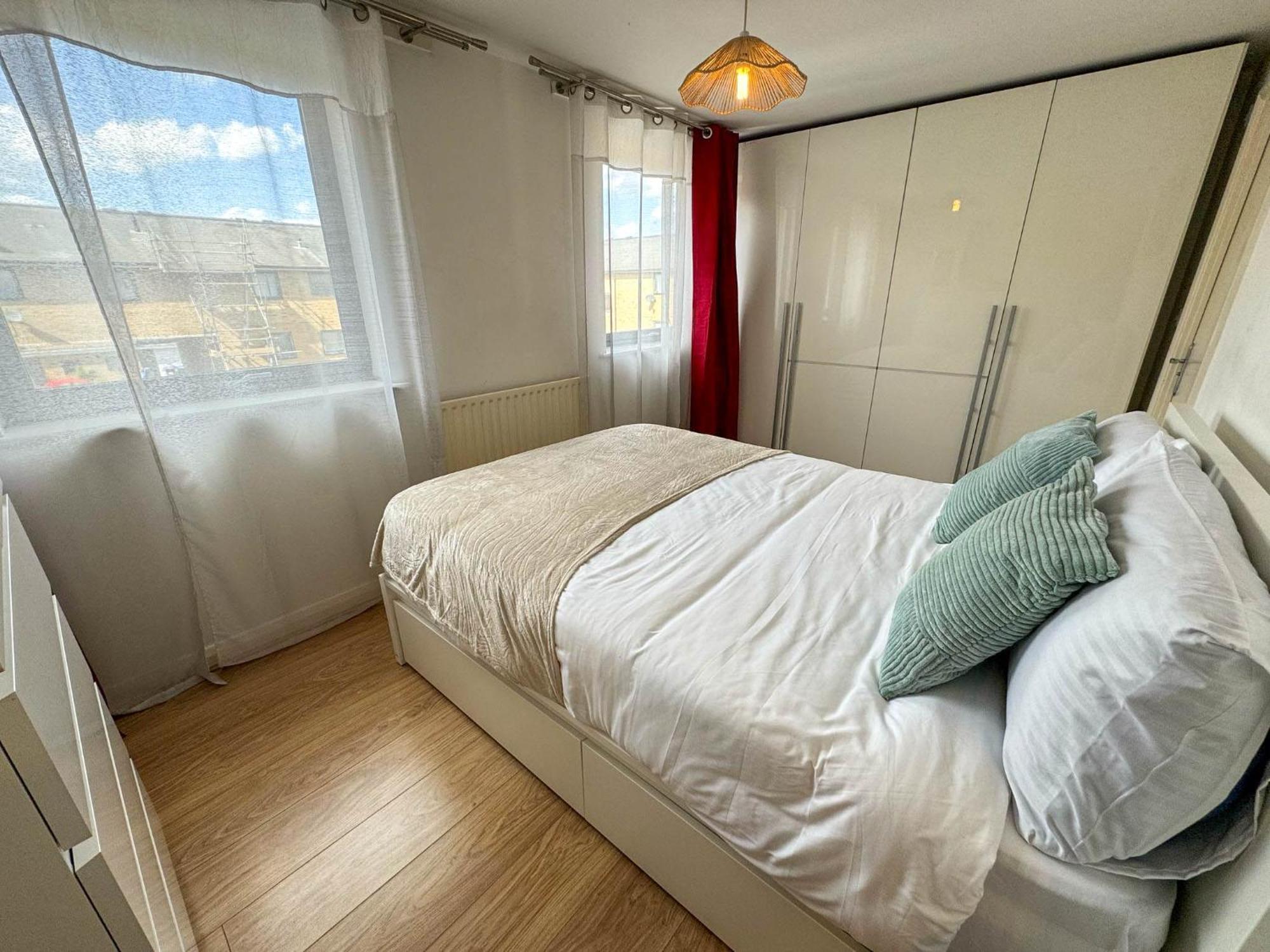 Beautiful Spacious 2 Bed Flat With 2 Parking Near Wembley Stadium Apartment