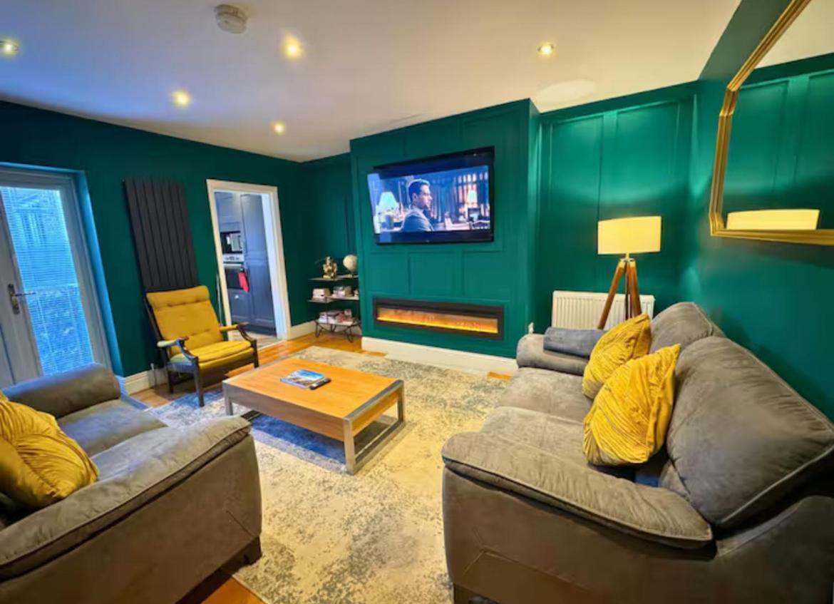 Holiday home Quiet Garden Escape 3 Beds And Hot Tub Bliss *