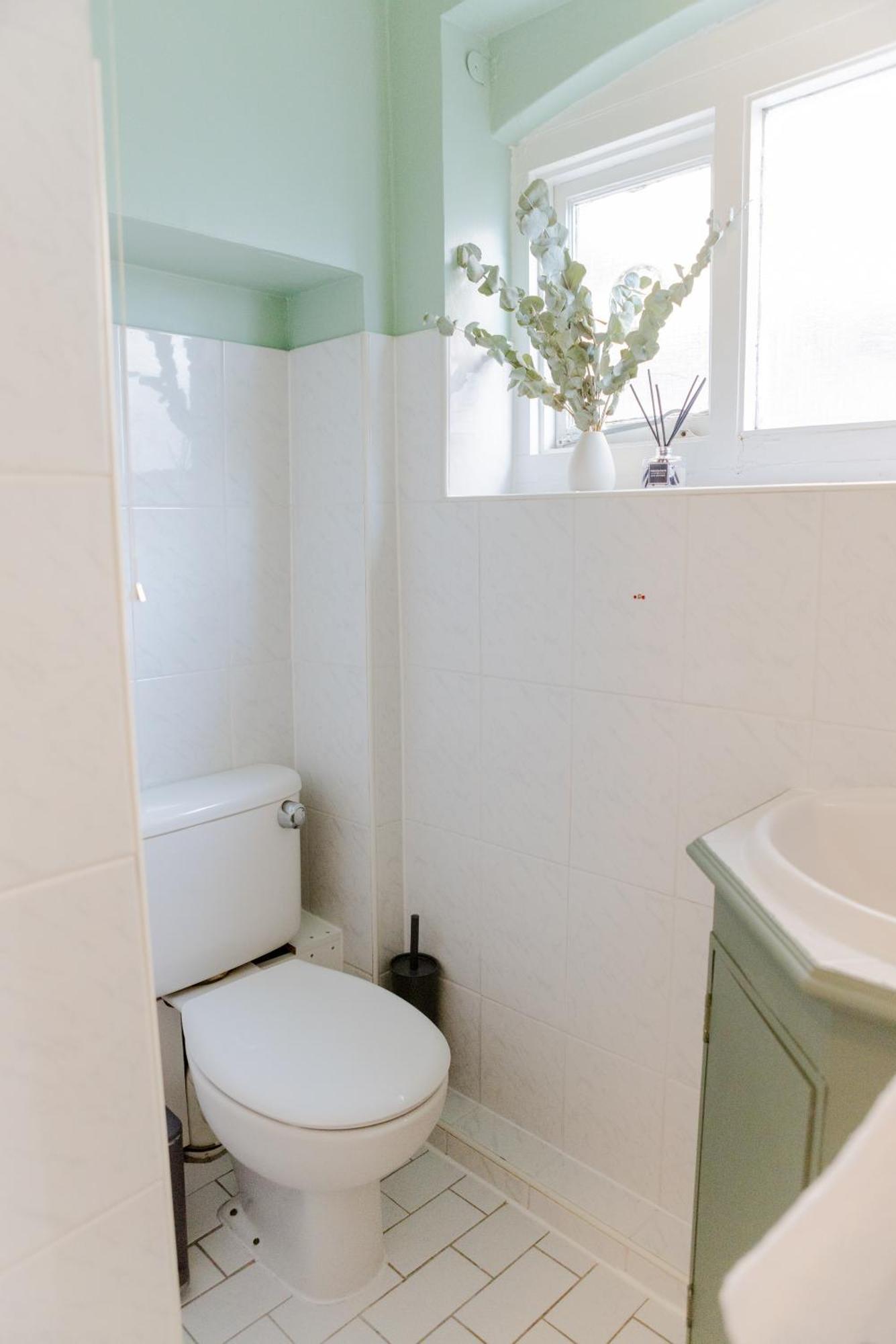 Lovely & Charming One-bedroom House With Parking And Garden Views In *
