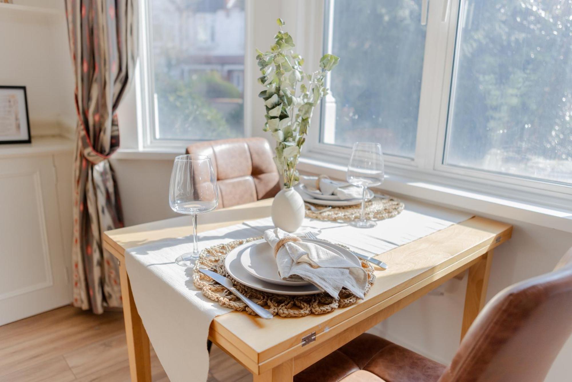 Lovely & Charming One-bedroom House With Parking And Garden Views In