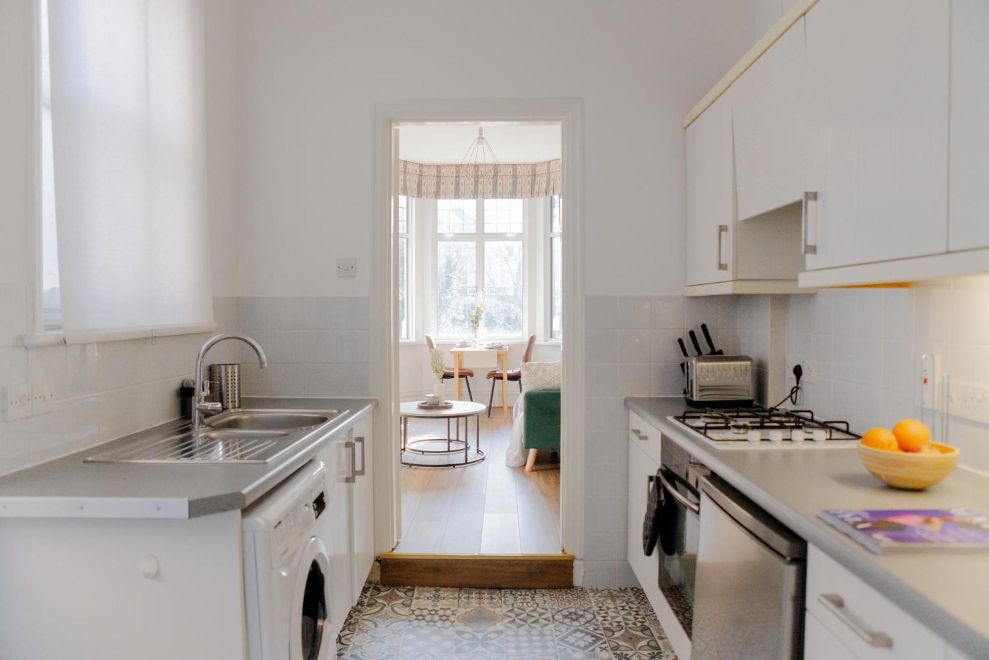 Lovely & Charming One-bedroom House With Parking And Garden Views In * London