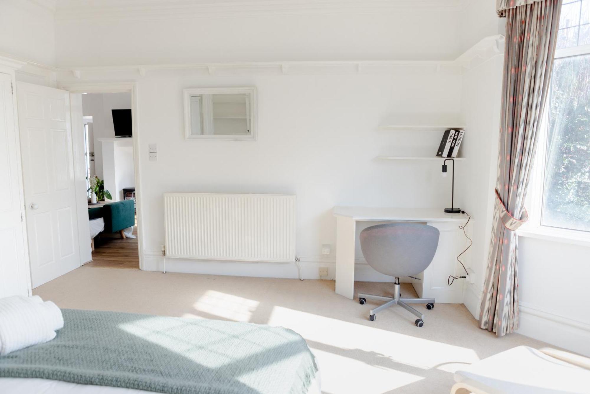 Lovely & Charming One-bedroom House With Parking And Garden Views In Holiday home *